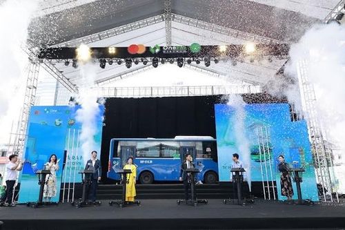 Ra mắt hệ thống thanh toán 'một chạm' trên xe buýt tại TP Hồ Chí Minh