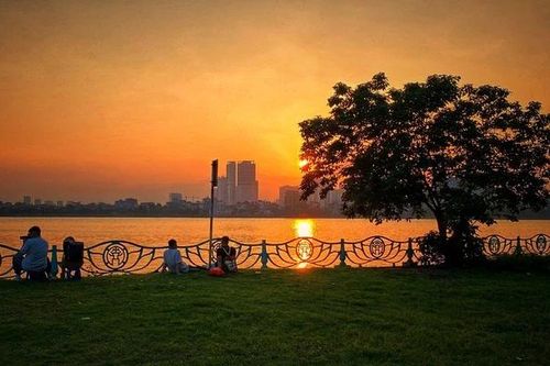 Khoảnh khắc mê hoặc hoàng hôn hồ Tây