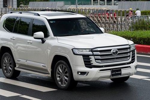 Giá xe đắt đỏ, Toyota Land Cruiser vẫn bán chạy hơn nhiều ô tô gầm cao