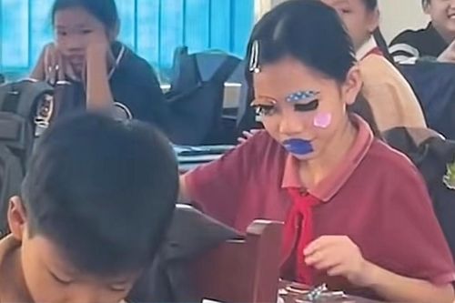 Make up sương sương đi học, nữ sinh khiến cô giáo mê ngay từ cái nhìn đầu tiên