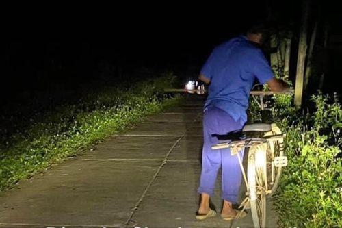 Đi trang điểm cô dâu lúc 2h sáng, cô gái bắt gặp câu chuyện ấm lòng