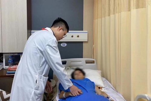 Nữ bác sĩ bị kính ở quán cà phê rơi đè người có thể quay lại làm việc?
