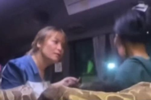 Người phụ nữ lớn tiếng chất vấn hành khách khóc thút thít, chuyện phía sau gây xúc động