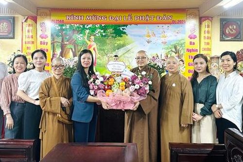 Hội LHPN Việt Nam chúc mừng Phân ban Ni giới Trung ương nhân dịp Đại lễ Phật đản 2024