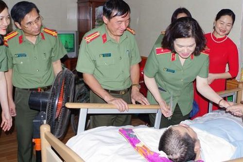 Tặng quà, khám bệnh và cấp phát thuốc tri ân các thương, bệnh binh tỉnh Hà Nam
