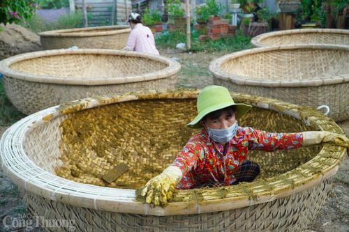 Độc đáo thúng chai 'trét phân bò' ở Phú Yên xuất khẩu 5 châu