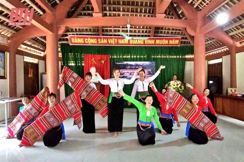 Tập huấn biên đạo và hỗ trợ đạo cụ, trang phục cho đội văn nghệ phục vụ du lịch cộng đồng
