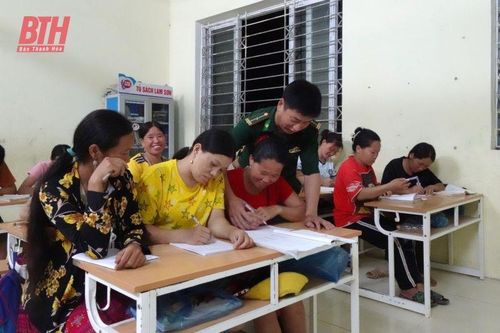 Những người 'gieo chữ' nơi cổng trời xứ Thanh - Bài 2: Một đêm ở lớp xóa mù