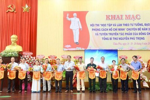 Lực lượng vũ trang huyện Châu Phú học tập Bác