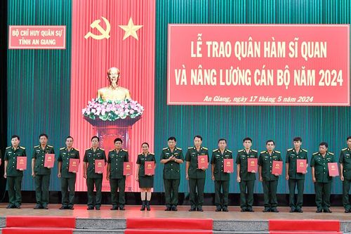 Gần 120 sĩ quan, quân nhân chuyên nghiệp tỉnh An Giang được thăng quân hàm