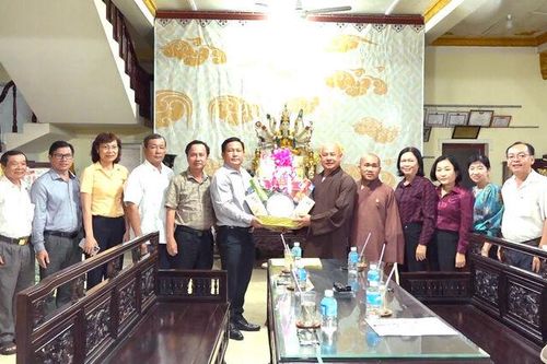 Bí thư Thị ủy và Chủ tịch UBND TX. Tân Châu thăm Ban Trị sự Giáo hội Phật giáo Việt Nam thị xã
