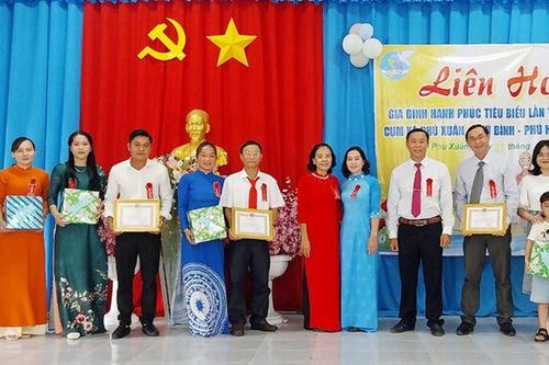 Liên hoan Gia đình hạnh phúc tiêu biểu cụm 3, huyện Phú Tân