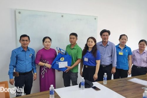 Công đoàn tặng quà, chia sẻ khó khăn với công nhân có hoàn cảnh khó khăn