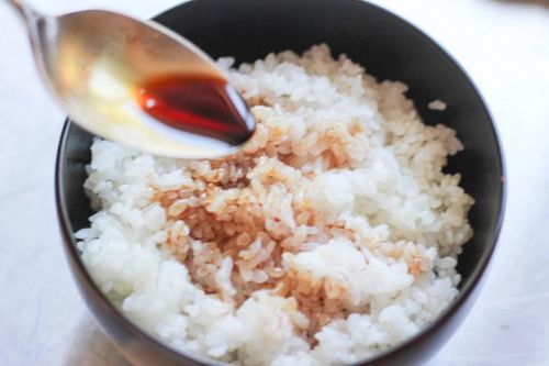 Ăn cơm với nước tương…