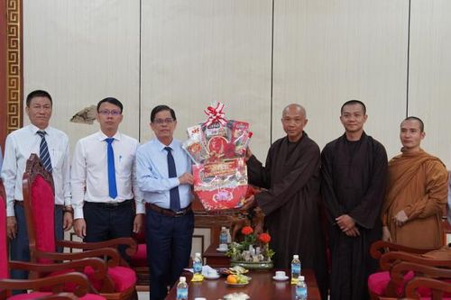 Chủ tịch UBND tỉnh Nguyễn Tấn Tuân thăm, chúc mừng Ban Trị sự Giáo hội Phật giáo tỉnh và Trường Trung cấp Phật học Khánh Hòa