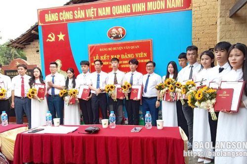 Văn Quan: Kết nạp những đảng viên học sinh đầu tiên