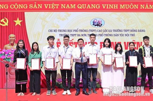 Cao Lộc: Kết nạp Đảng cho các học sinh ưu tú