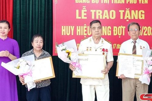 Đảng bộ thị trấn Phù Yên trao Huy hiệu Đảng đợt 19/5