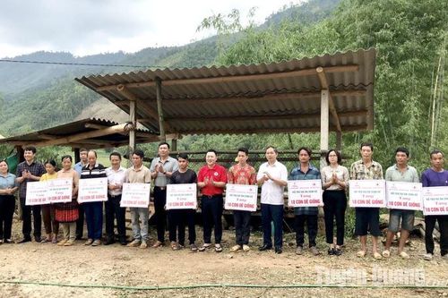 Trao tặng dê sinh sản cho 10 hộ đồng bào dân tộc thiểu số xã Trung Minh