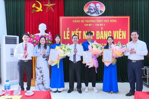 Phú Bình: Kết nạp 10 đảng viên là học sinh
