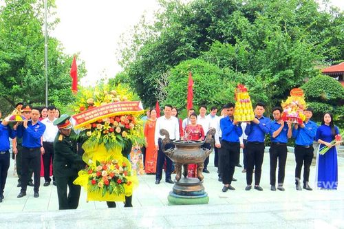 Dâng hương tưởng niệm Chủ tịch Hồ Chí Minh tại ATK Định Hóa