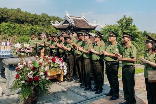 Công an tỉnh tổ chức sinh hoạt chính trị về nguồn, thăm địa chỉ đỏ