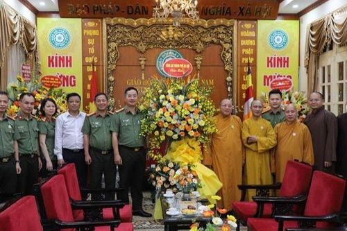 Lãnh đạo Công an TP.Hà Nội chúc mừng Phật đản đến chư tôn đức GHPGVN tại chùa Quán Sứ