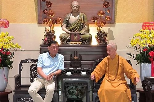 Trung tướng Phạm Ngọc Việt thăm, chúc mừng Phật đản đến Đức Pháp chủ và Hòa thượng Chủ tịch GHPGVN