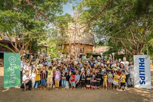 Signify 'thắp sáng tình thương' tại các bản làng Gia Lai