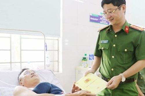 Lãnh đạo Công an tỉnh Nghệ An thăm hỏi cán bộ bị thương khi làm nhiệm vụ