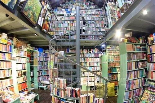 Nhà sách lâu đời nhất trên phố Đinh Lễ