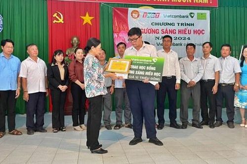 Hội Khuyến học Đồng Tháp trao học bổng Gương sáng hiếu học tặng sinh viên Lê Nguyên Khang