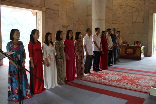 Chi bộ Hội Văn học - Nghệ thuật tỉnh dâng hương Đền thờ Chủ tịch Hồ Chí Minh (Hà Quảng)