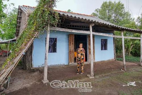 Hai bà cháu mong ước căn nhà ở lành lặn