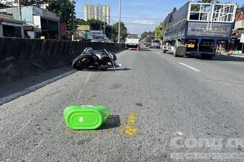 Trèo qua dải phân cách đi chợ, một phụ nữ va chạm với xe máy tử vong