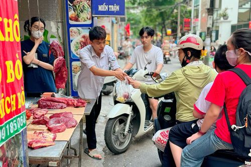Hà Nội đắt đỏ, người lao động chắt bóp từng đồng vẫn 'thiếu trước, hụt sau'