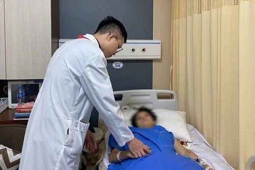 Nữ bác sĩ bị tấm kính quán cà phê đổ vào người hiện ra sao?