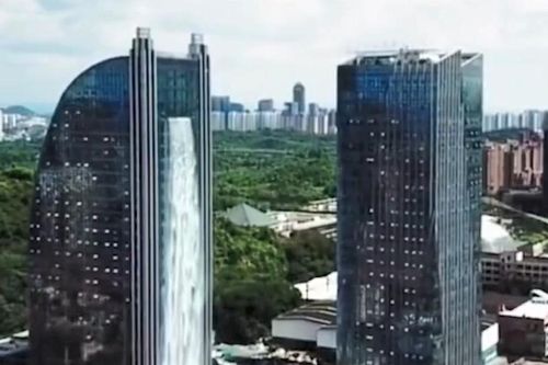Thác nước nhân tạo kỳ vỹ giữa trung tâm thành phố ở Trung Quốc