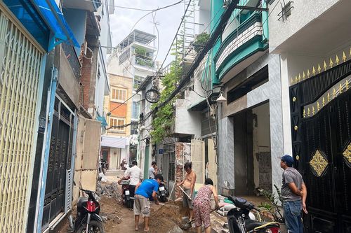 Hiến đất mở đường trong những con hẻm chật hẹp ở TP.HCM