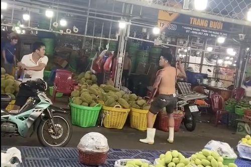 TP.HCM: Hai người cầm hung khí đánh nhau gây náo loạn chợ Bình Điền