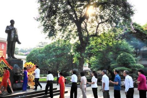 Quận Thanh Xuân dâng hương tưởng niệm Chủ tịch Hồ Chí Minh