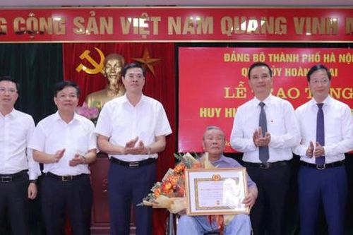 Quận ủy Hoàng Mai tổ chức lễ trao Huy hiệu Đảng tặng 3 đảng viên lão thành