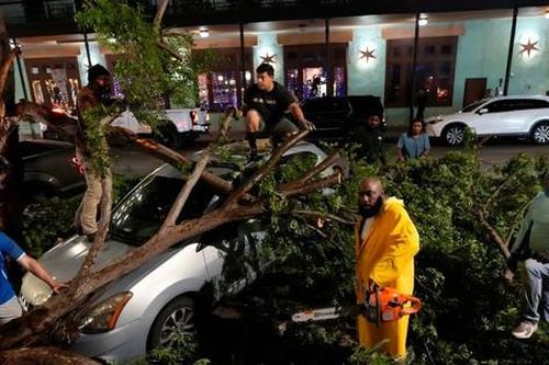 Bão càn quét bang Texas, gần 1 triệu hộ mất điện, 400.000 học sinh nghỉ học