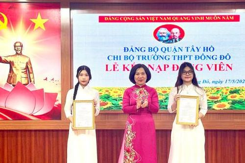 Hai học sinh xuất sắc Trường THPT Đông Đô vinh dự được kế t nạp Đảng