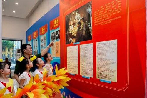 Triển lãm ảnh, tài liệu với chủ đề 'Hồ Chí Minh đẹp nhất tên Người'