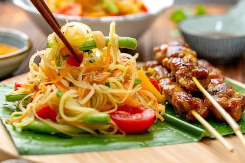 Bữa cơm mùa hè có món gỏi đu đủ kiểu Thái giòn ngon mát lành