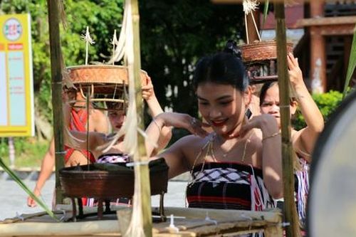 Lên vùng cao xứ Huế xem tái hiện lễ cúng thần Núi của đồng bào Cơ tu