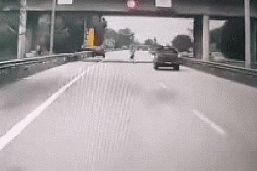 Người phụ nữ đứng giữa đường khiến tài xế xe bán tải phanh gấp: Vài giây sau thì tai họa xảy ra