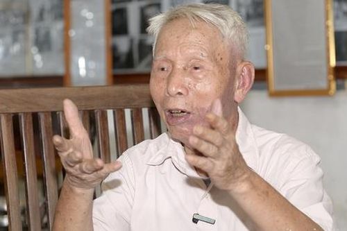 Lão nông say mê kể chuyện Bác Hồ bằng hình ảnh