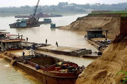 Nhà ven sông Hồng bị nứt do khai thác cát quá mức, người dân phải làm gì?